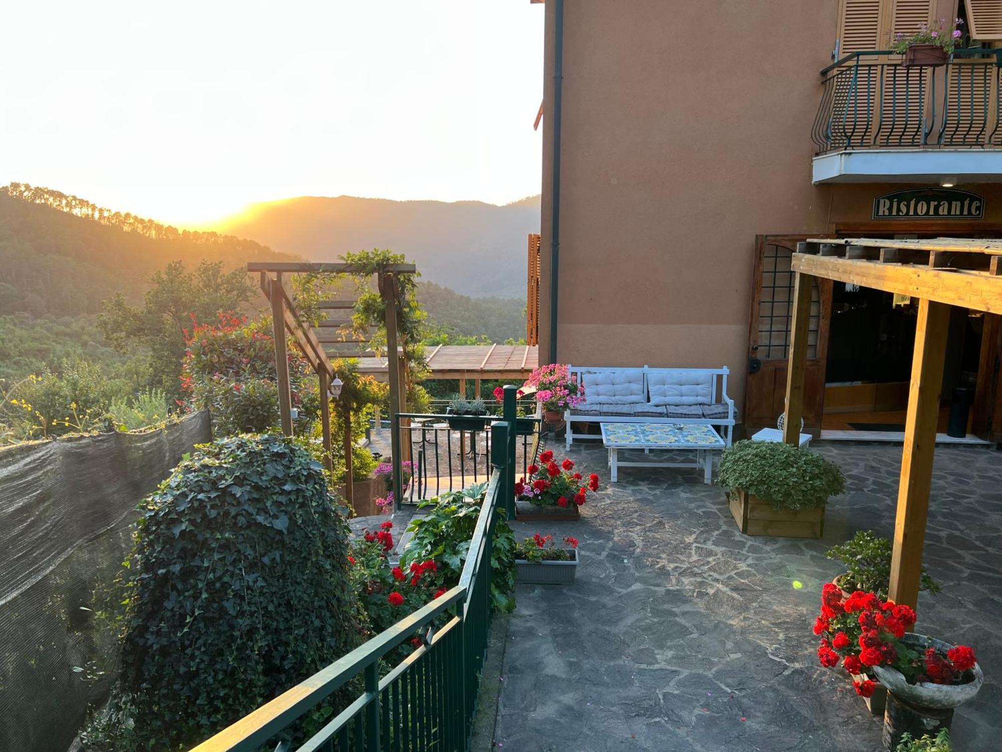 Hotel Meri Framura Buitenkant foto